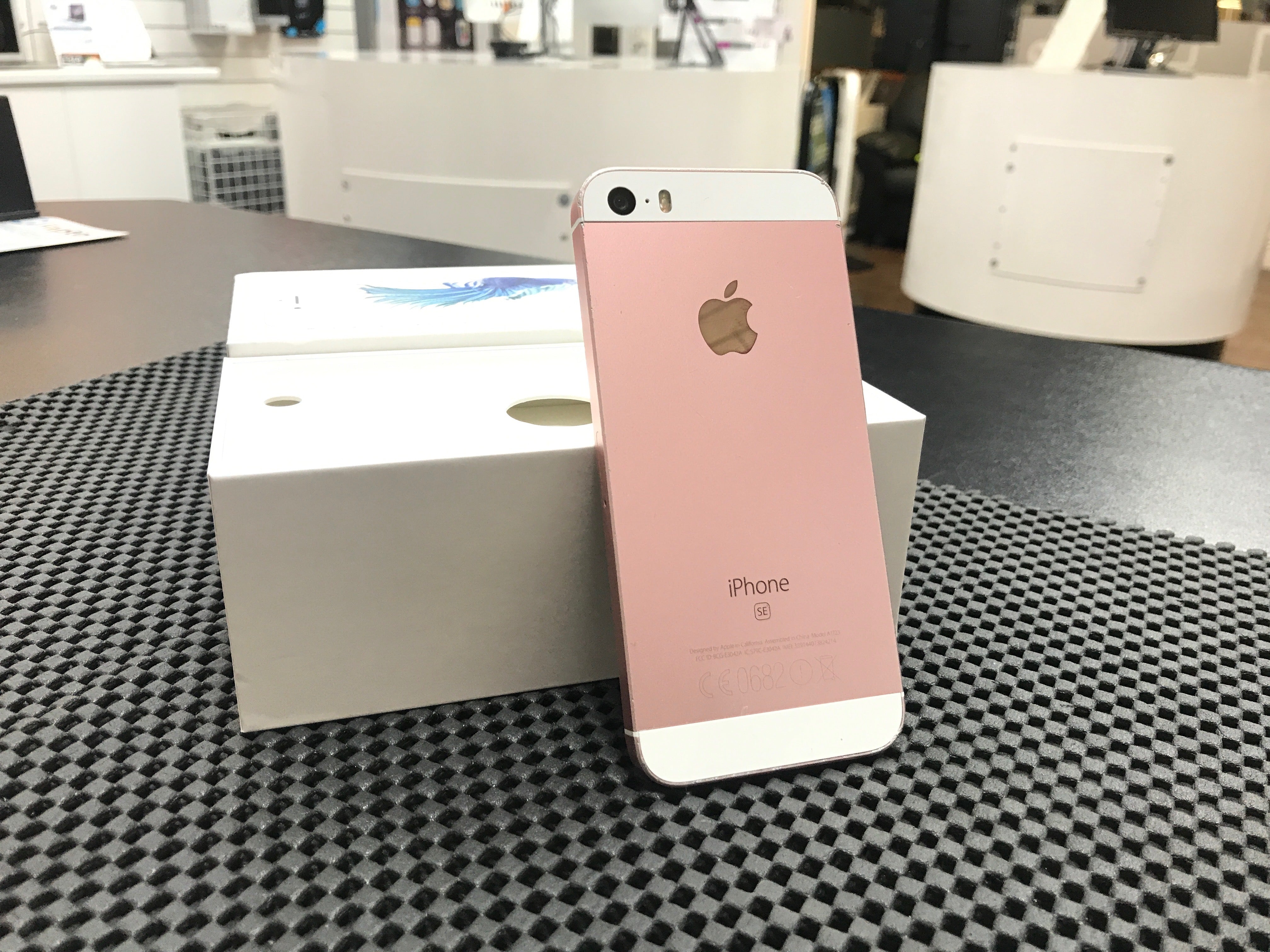 iPhone SE 64GB Unlocked