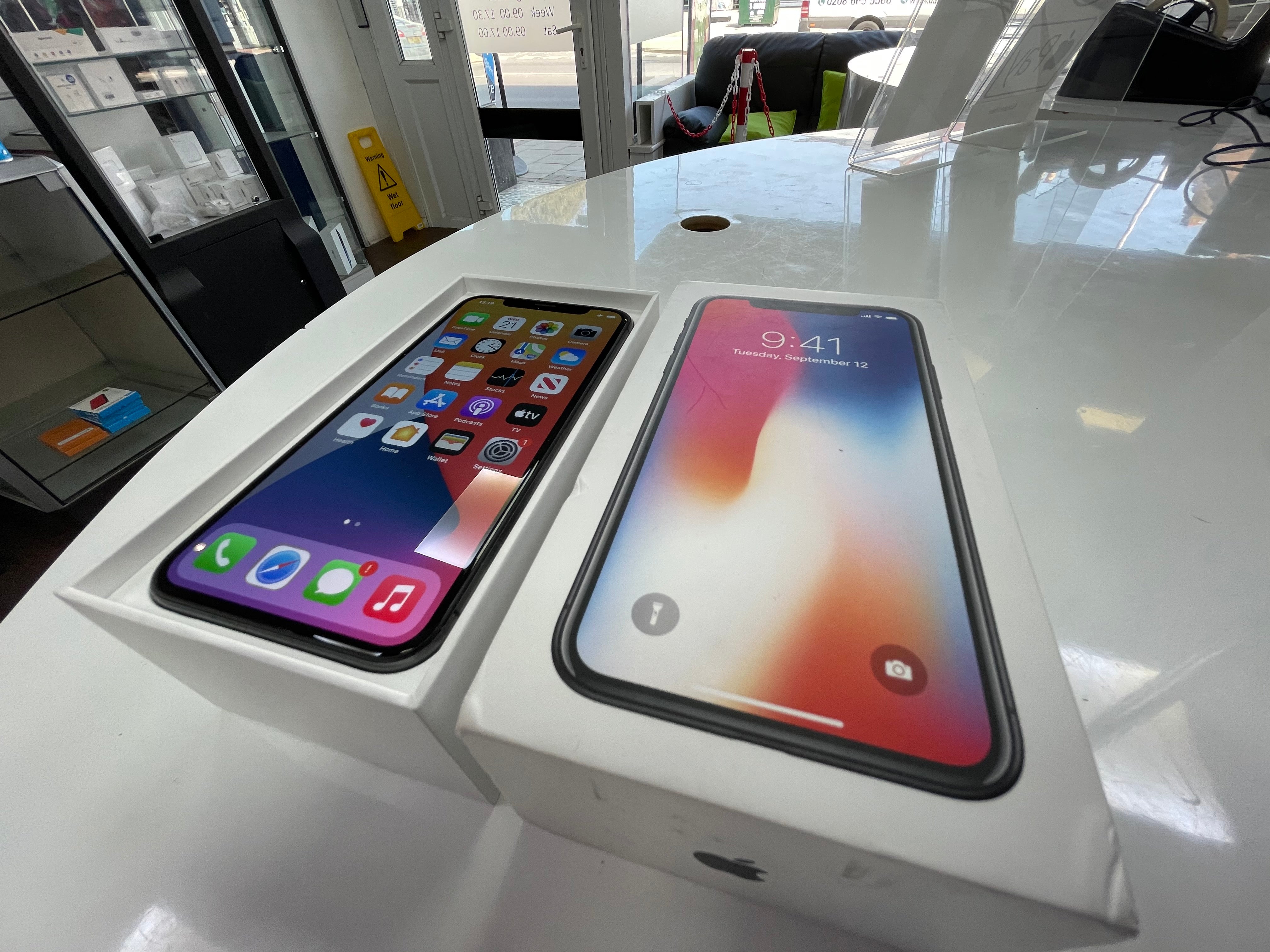 iPhone X 64GB SpaceGrey Unlocked