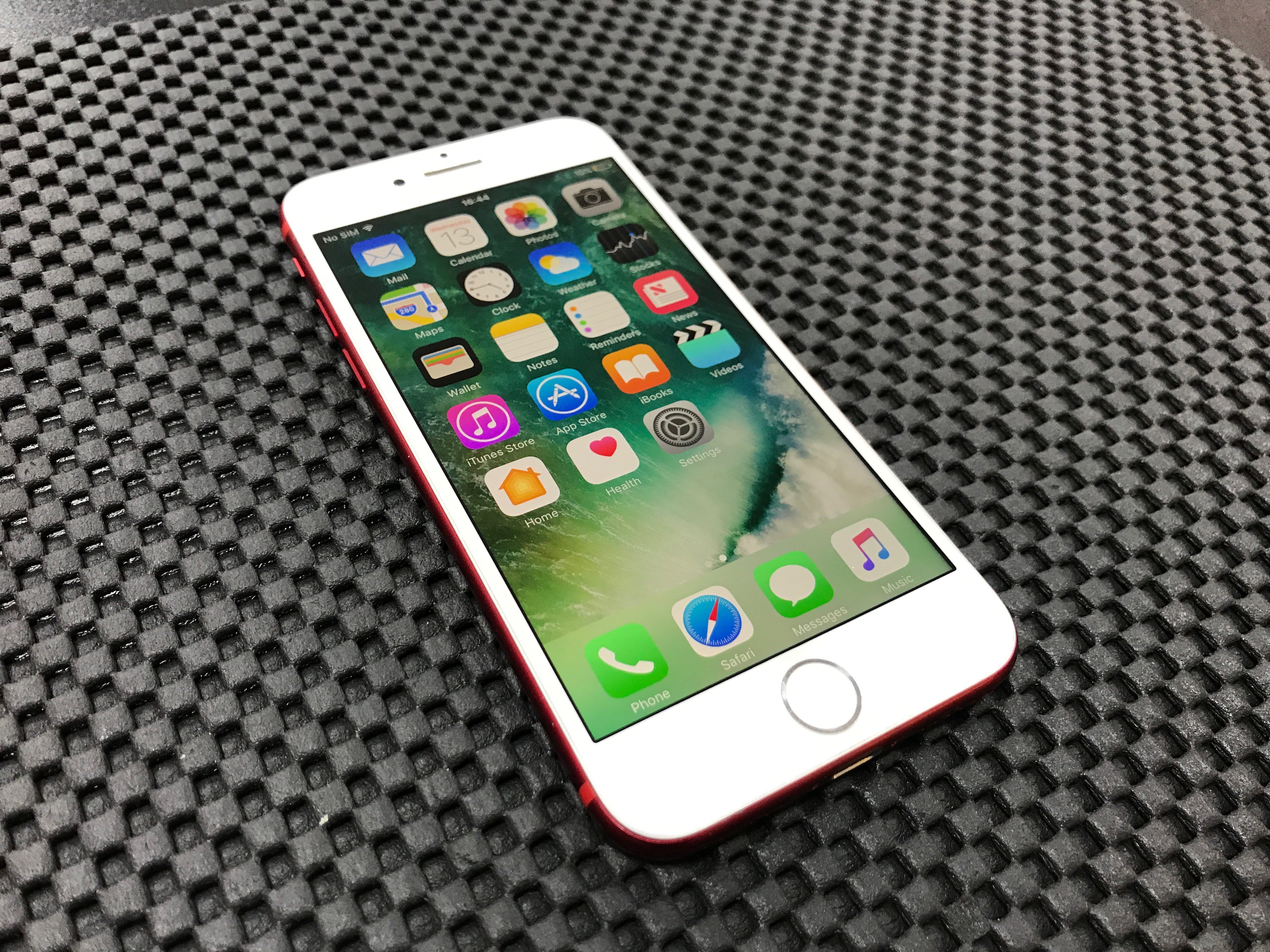 iPhone 7 128GB White/Red