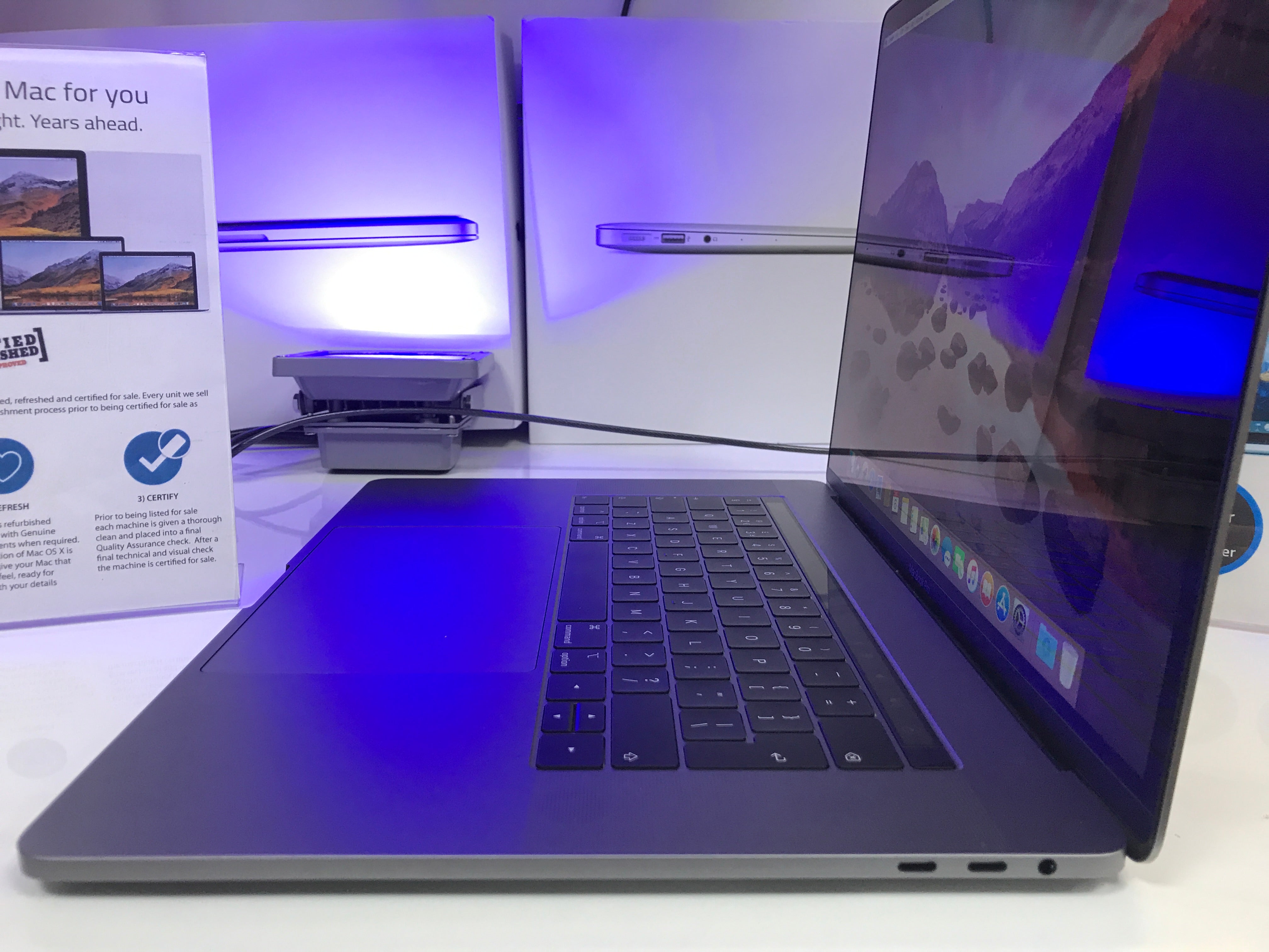 Apple MacBook Pro 15.4-inch 16GB 256GB Touchbar [NA]