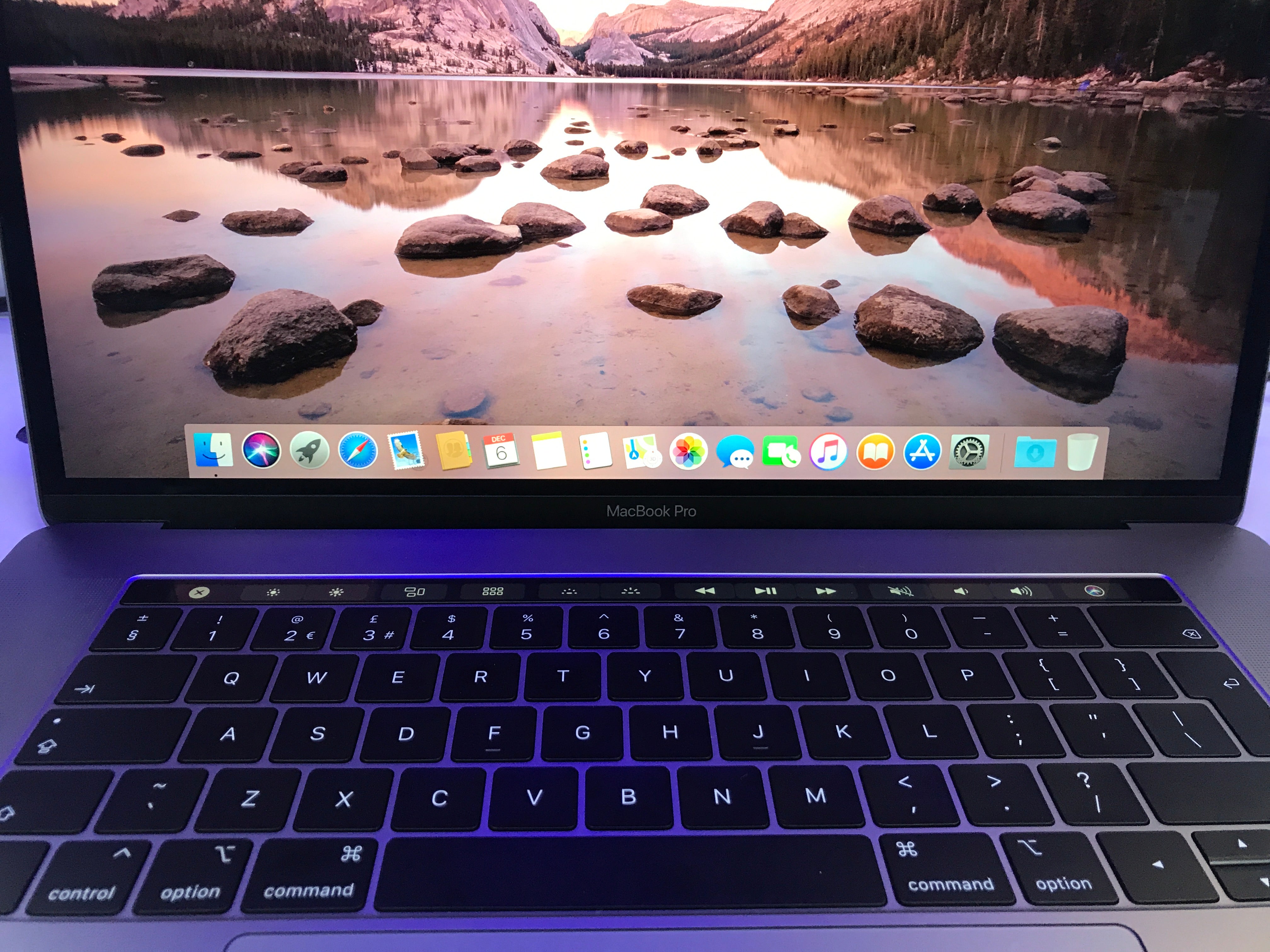 Apple MacBook Pro 15.4-inch 16GB 256GB Touchbar [NA]
